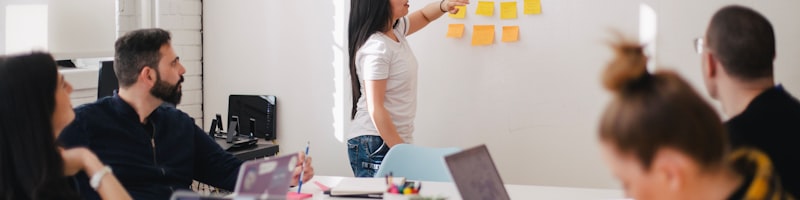 乐发官网关于我们介绍 - 团队合影与品牌理念展示